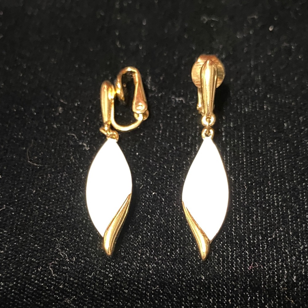 Trifari Vintage Gold and White Drop clip on Earrings